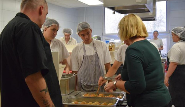 Mladí kuchaři z Jihlavy vařili tradiční vysočinské recepty. Třeba kucmouch nebo mrkvance