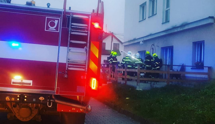 V jihlavské Pasece dnes ráno hořelo. Lidé nabízí pomoc s úklidem po požáru