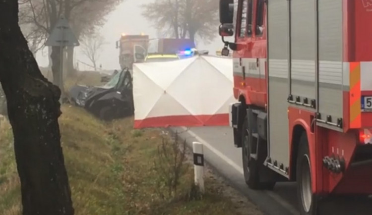 Tragická nehoda u Větrného Jeníkova: Řidič nepřežil náraz do stromu. Silnice je uzavřena