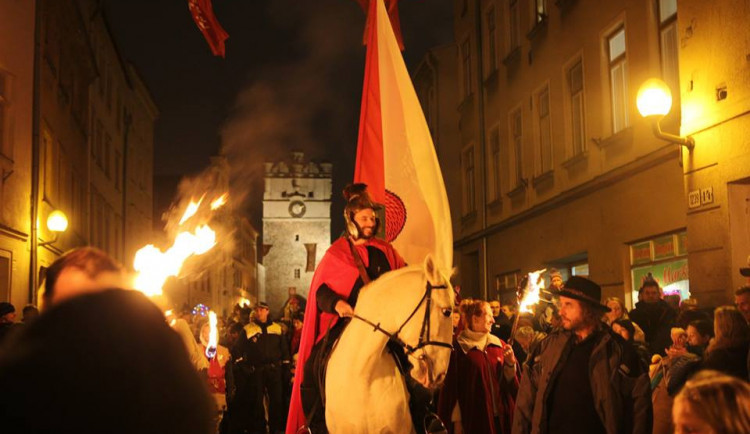 FOTO: Svatý Martin se svojí družinou prošel centrem Jihlavy. Slavnost zakončil ohňostroj