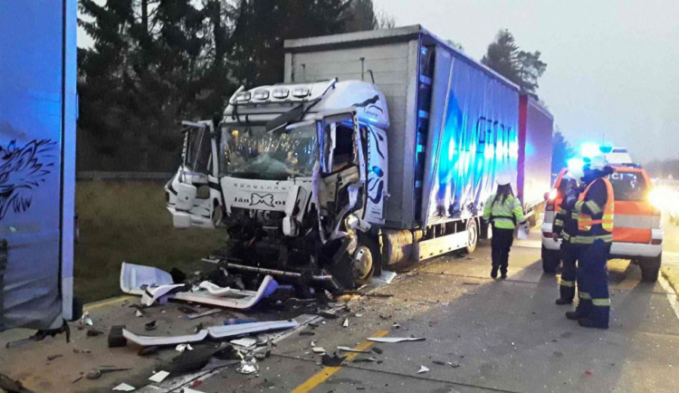 Na D1 se ráno bouralo, srazila se tři auta. Zraněný řidič skončil v brněnské nemocnici 