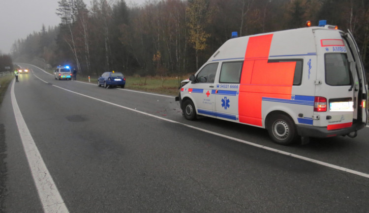 Neviděli jste včerejší nehodu sanitky s osobákem? Policisté uvítají hlavně záznamy z palubní kamery