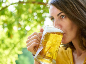 Čeští pivaři jsou letos střídmější, týdně vypijí o půllitr méně