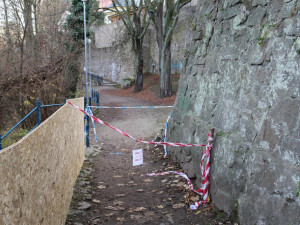 Poblíž kostela sv. Jakuba se rozpadá historická zeď. Nevstupujte na cestu, je to nebezpečné, varuje policie