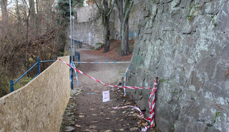 Poblíž kostela sv. Jakuba se rozpadá historická zeď. Nevstupujte na cestu, je to nebezpečné, varuje policie