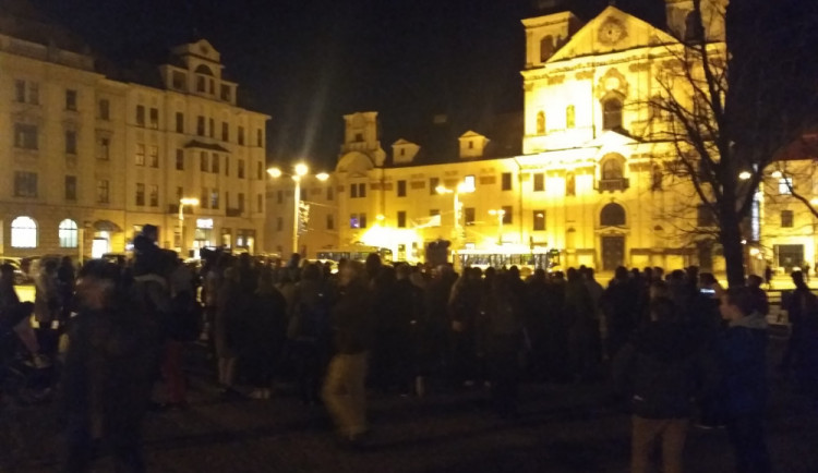 Na jihlavském náměstí protestovaly proti Babišovi desítky lidí, podepisovaly se i petiční archy 