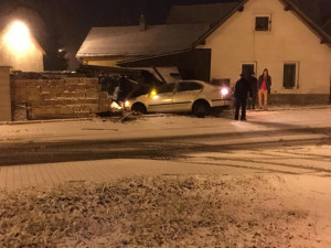 FOTO: Řidič v Dolní Cerekvi kvůli mokré silnici skončil ve zdi rodinného domu