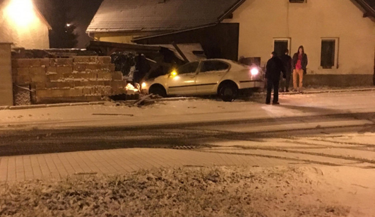 Řidič v Dolní Cerekvi kvůli mokré silnici skončil ve zdi rodinného domu