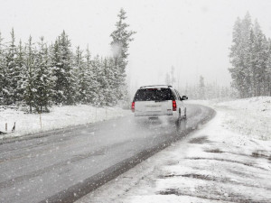 SJÍZDNOST: Na části silnic Vysočiny je ujetý sníh, hlavní tahy jsou mokré