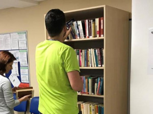 Nemocnice v Pelhřimově pacientům nabízí k zapůjčení knížky. Doplňují se každý měsíc