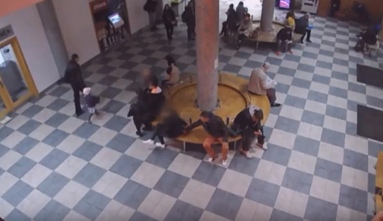 Na jihlavském autobusovém nádraží přišla dívka o svůj mobil. Zloděje hledají policisté