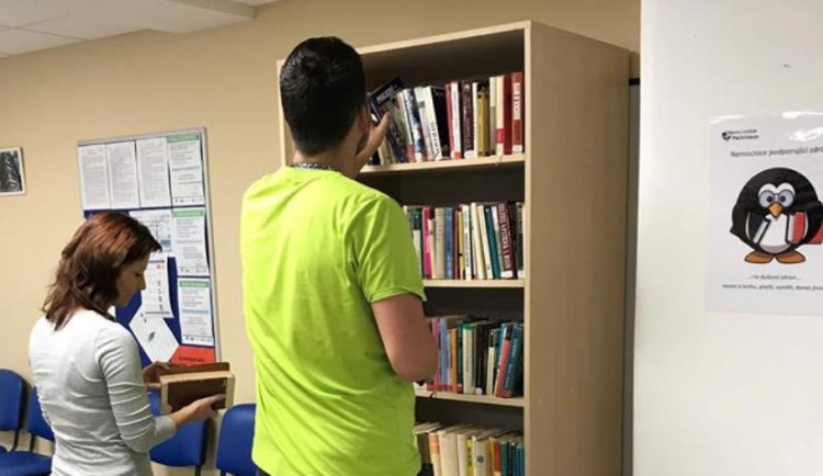 Nemocnice v Pelhřimově pacientům nabízí k zapůjčení knížky. Doplňují se každý měsíc