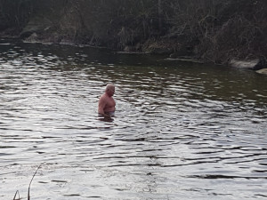 Stmelovací akce v ledové vodě. V Kostelní Myslové se v neděli koupalo na čtyřicet otužilců