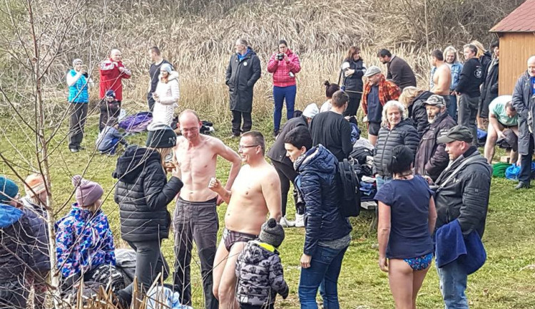Stmelovací akce v ledové vodě. V Kostelní Myslové se v neděli koupalo na čtyřicet otužilců
