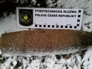 FOTO: Nalezený granát pyrotechnik zlikvidoval na místě. Přivoláni byli i hasiči