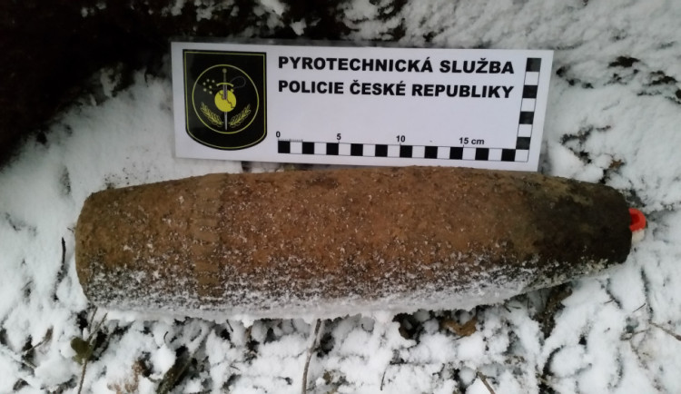 Nalezený granát pyrotechnik zlikvidoval na místě. Přivoláni byli i hasiči