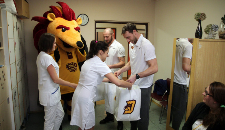 Jihlavští hokejisté pomohli jihlavské nemocnici. Na geriatrii donesli hygienické ubrousky 