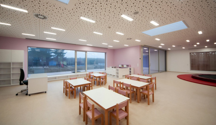 FOTO: Pacov má novou mateřskou školu za skoro devadesát milionů. Ta stará šla k zemi