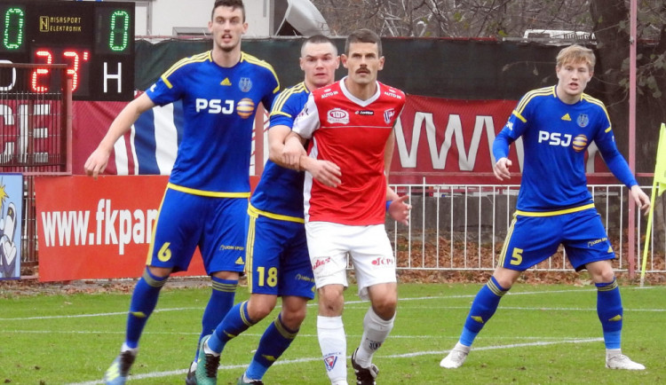 Fotbalová Vysočina se s podzimem rozloučila jedním bodem. V Pardubicích remizovala 0:0