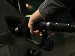 Cena pohonných hmot do konce roku mírně klesne
