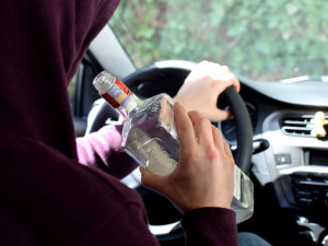 Řidič osobáku u Hosova nebezpečně kličkuje, znělo varování. Namol opilý řidič nadýchal skoro tři promile