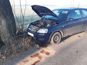 FOTO: Řidička u Telče narazila do stromu. Vrtulník ji transportoval do brněnské nemocnice