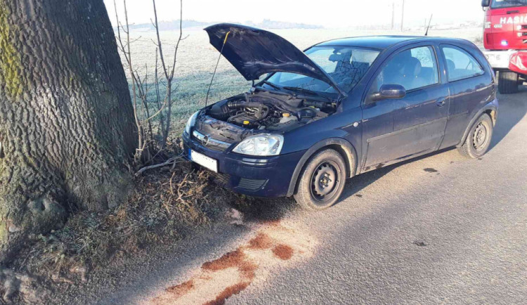 Řidička u Telče narazila do stromu. Vrtulník ji transportoval do brněnské nemocnice