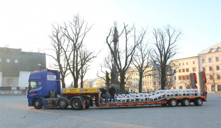 Na jihlavské náměstí dnes přijel obří tahač. K přezimování odvezl šedesát bílých laviček 