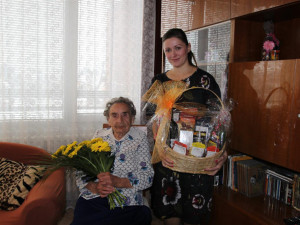Nejstarší Jihlavačka Helena Kyralová slaví 104. narozeniny. S gratulací přišla i její bývalá sousedka Karolína Koubová