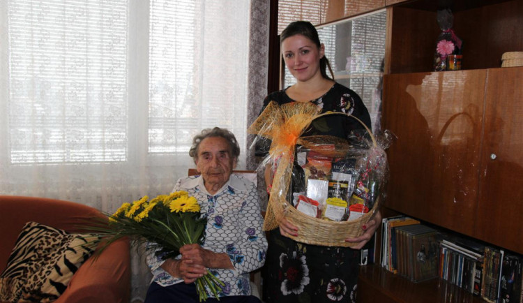 Nejstarší Jihlavačka Helena Kyralová slaví 104 let. S gratulací přišla i její bývalá sousedka Karolína Koubová