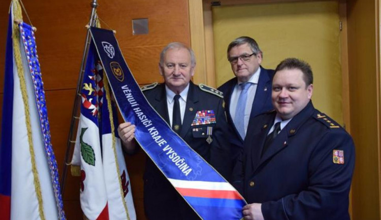 Zleva: krajský starosta dobrovolných hasičů Jan Slámečka, hejtman Jiří Běhounek a ředitel Hasičského záchranného sboru Kraje Vysočina Jiří Němec