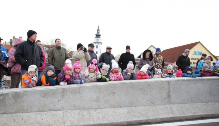 Ve Velkém Meziříčí stavbaři dokončili nový most přes říčku Balinku