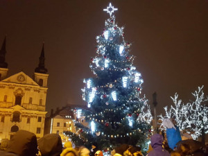 VIDEO, FOTO: Jihlava vstoupila do adventu rozsvícením vánočního stromku na náměstí