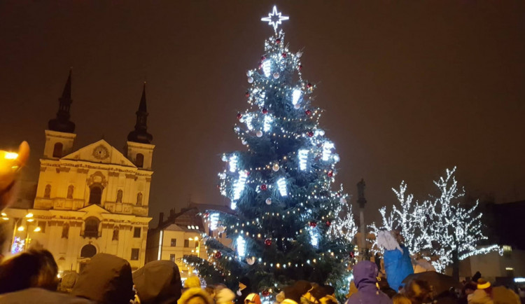 VIDEO, FOTO: Jihlava vstoupila do adventu rozsvícením vánočního stromku na náměstí