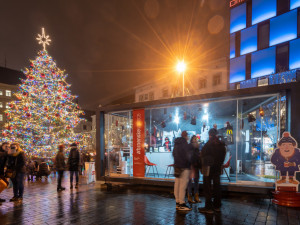 KOMA moduly s info centrem, designovými dárky a virtuální realitou na náměstí Svobody