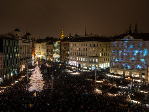 Rozsvícení stromu na náměstí Svobody přihlížely desetitisíce lidí