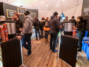 Zimní bar s Turbomoštem na náměstí Svobody