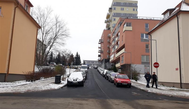 O měsíc dříve, než bylo plánováno. Město dokončilo opravu hlučné ulice Dr. Procházky