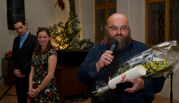 Zleva: uvolněný radní Daniel Škarka, primátorka Karolína Koubová a oceněný Petr Píša