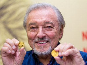 Karel Gott při slavnostní ražbě pamětní medaile