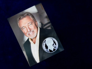 Karel Gott při slavnostní ražbě pamětní medaile