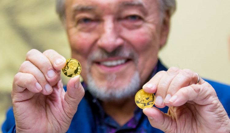 Karel Gott při slavnostní ražbě pamětní medaile