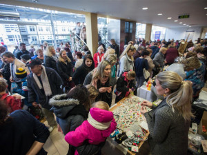 FOTO: Barevné Vánoce navštívila řada lidí. Děti v domovech dostanou trampolínu nebo brusle