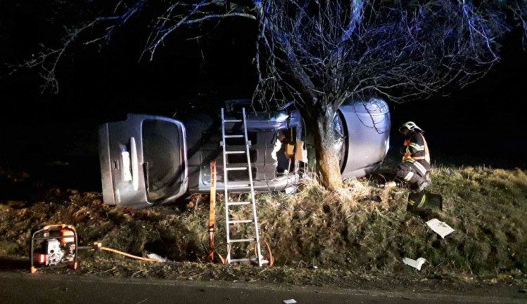 Hasiči vyprošťovali zraněnou ženu, která bourala a zůstala zaklíněná ve svém autě