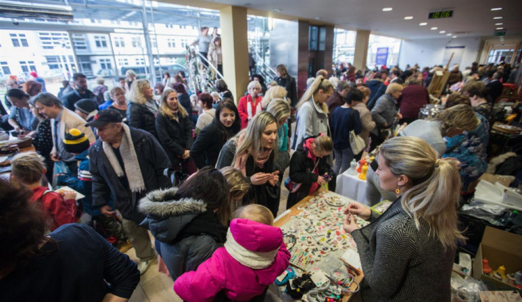 Barevné Vánoce navštívila řada lidí. Děti v domovech dostanou trampolínu nebo brusle