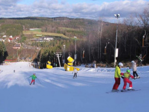 Na Šacberku o víkendu začala lyžařská sezona. Přišla zhruba stovka návštěvníků