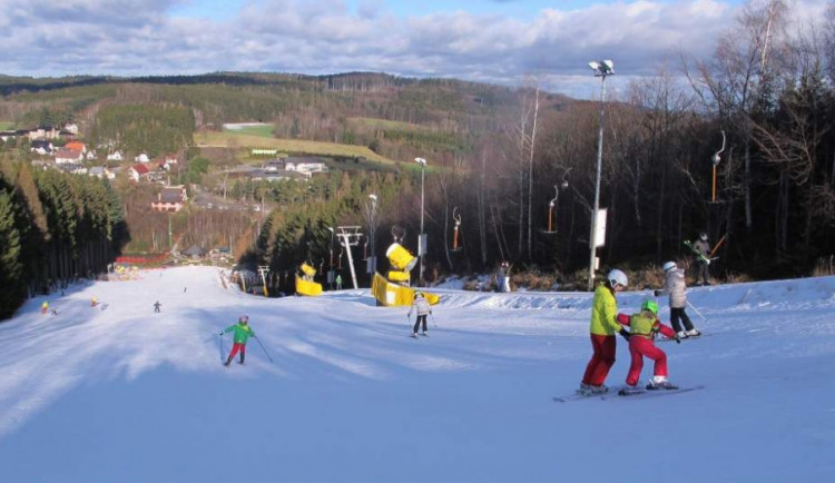 Na Šacberku o víkendu začala lyžařská sezona. Přišla zhruba stovka návštěvníků