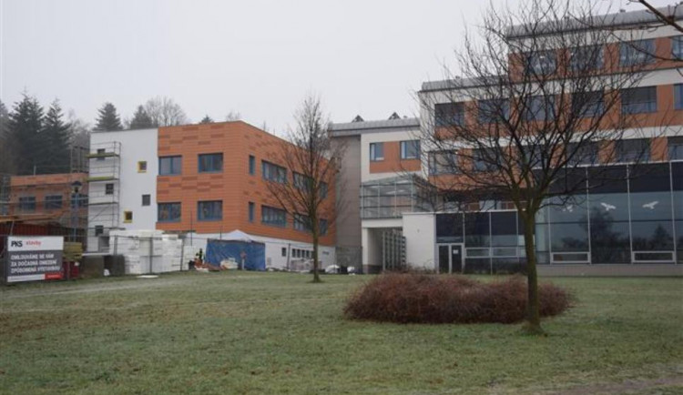 Stavba dětského pavilonu novoměstské nemocnice spěje do finále. Vše jde podle plánu