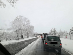 FOTO: Kolaps na Vysočině. Kolony narůstají, problémy jsou na dálnici i na železnici