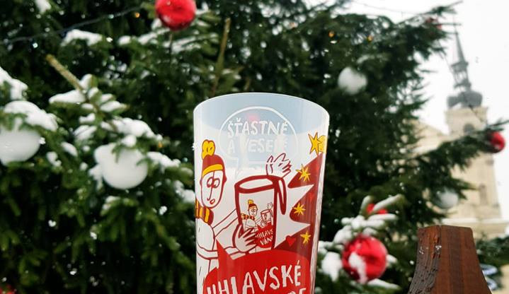 Na Vánočním jarmarku se bude pít z vratných kelímků. Budou mít jihlavské vánoční motivy